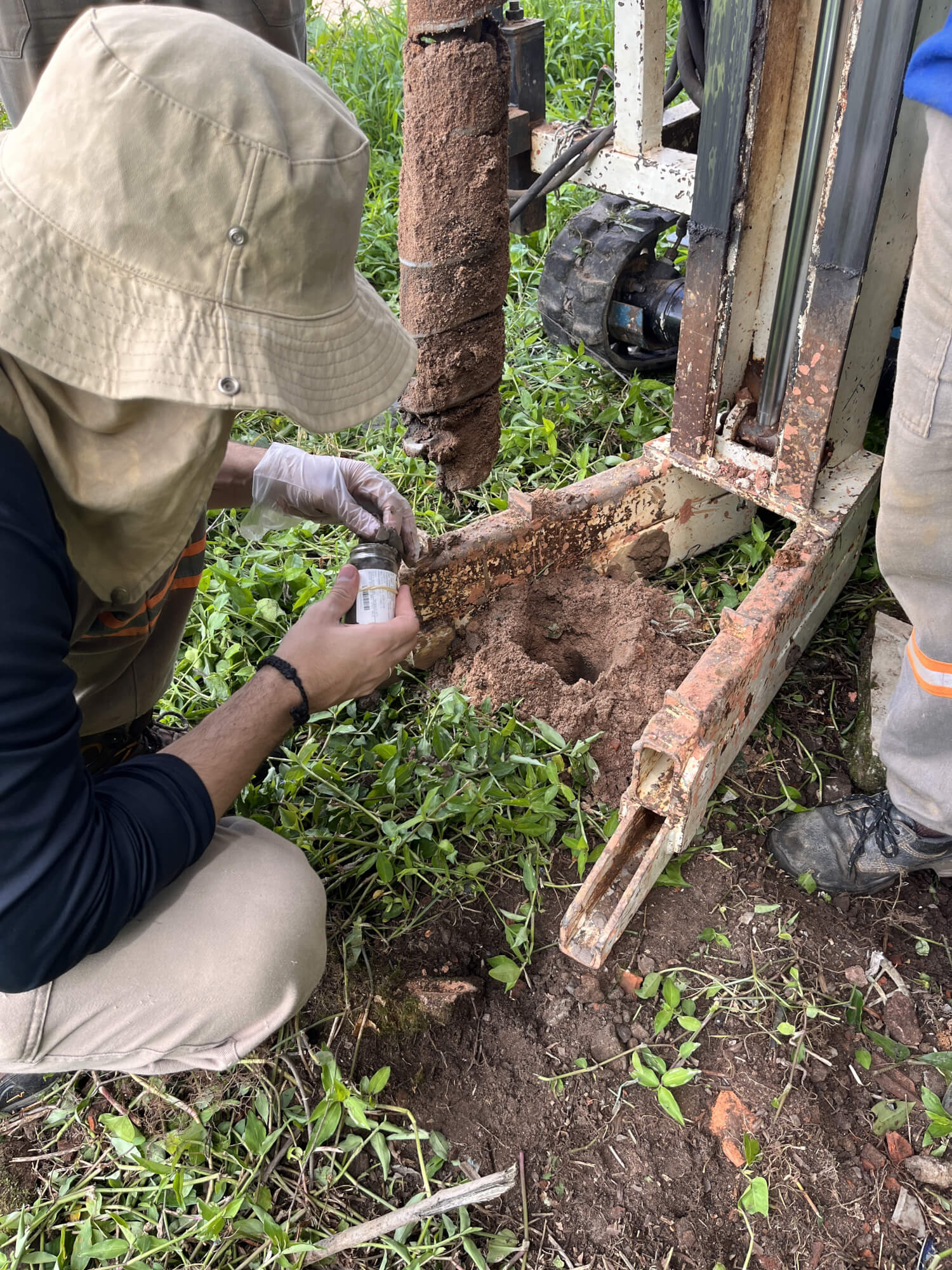 Coleta de amostras de solo para análise laboratorial no âmbito do Gerenciamento de Áreas Contaminadas (GAC)