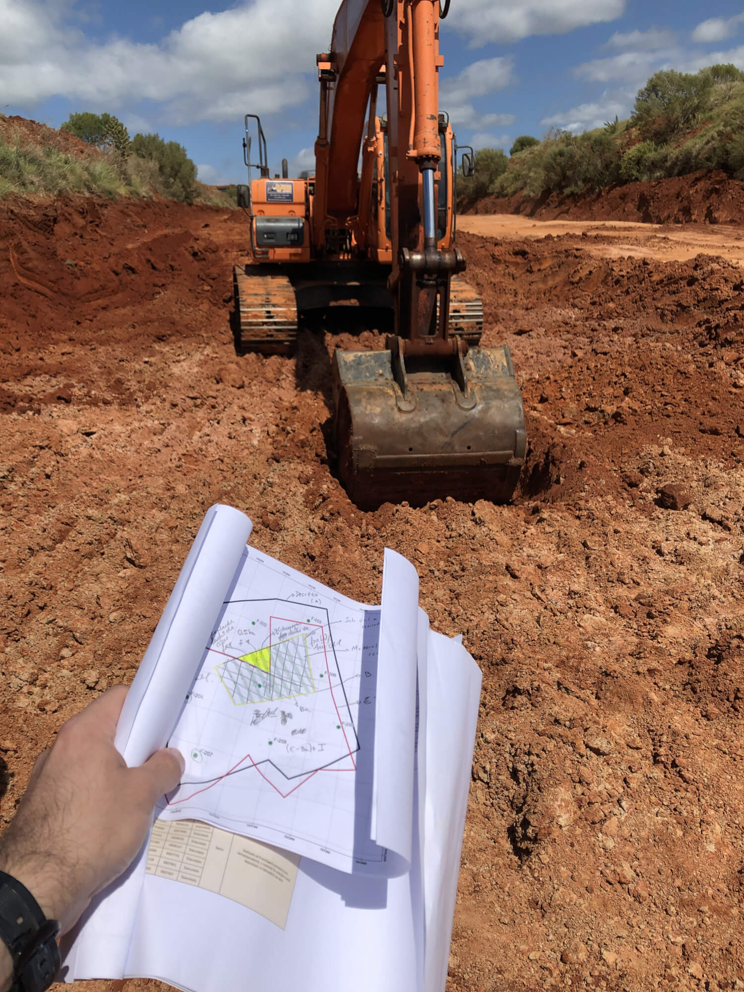 Estudos geotécnicos e geológicos com campanhas de sondagem e amostragem de solo