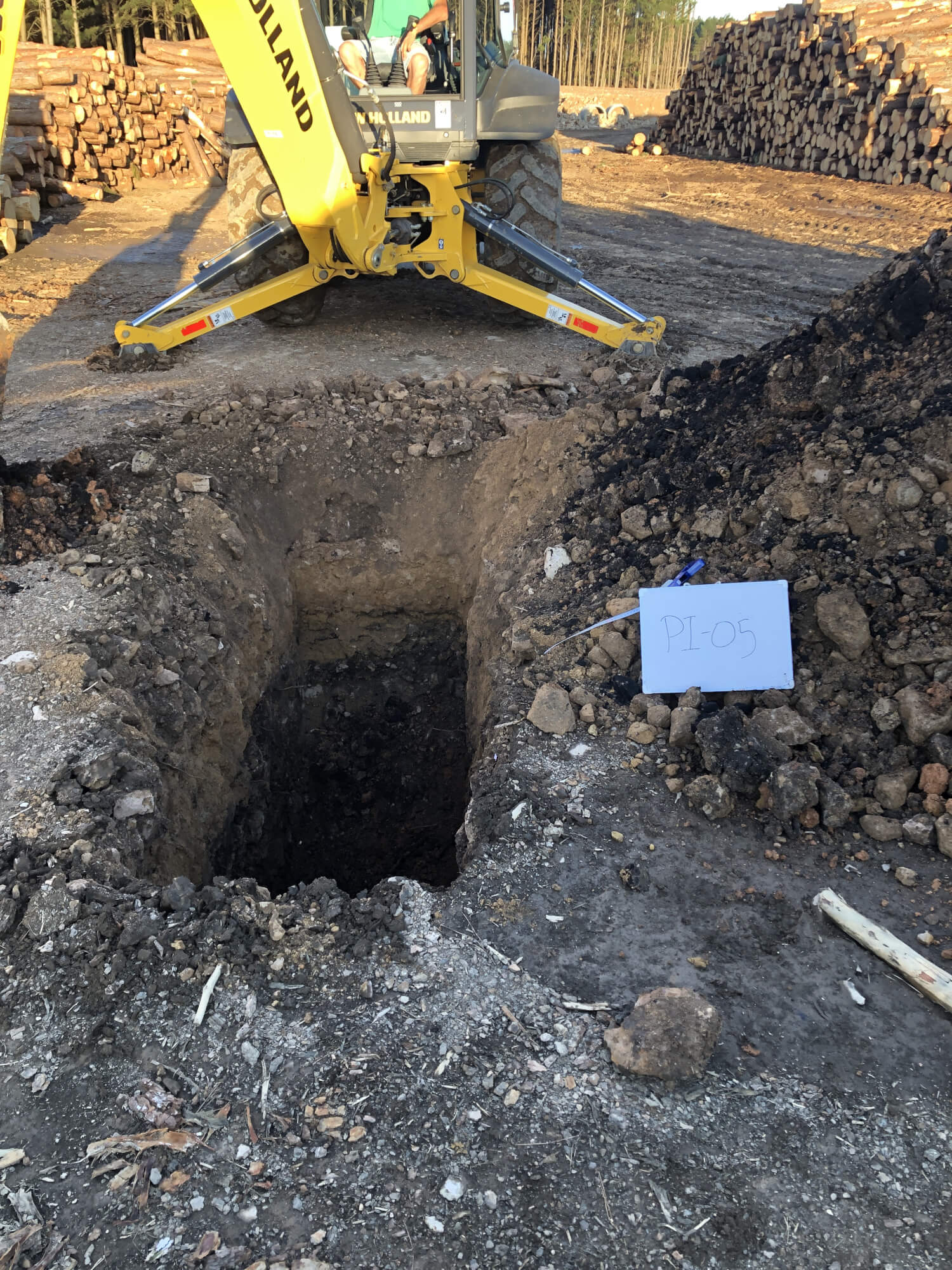 Execução de poço de inspeção com retroescavadeira para investigação do perfil estratigráfico