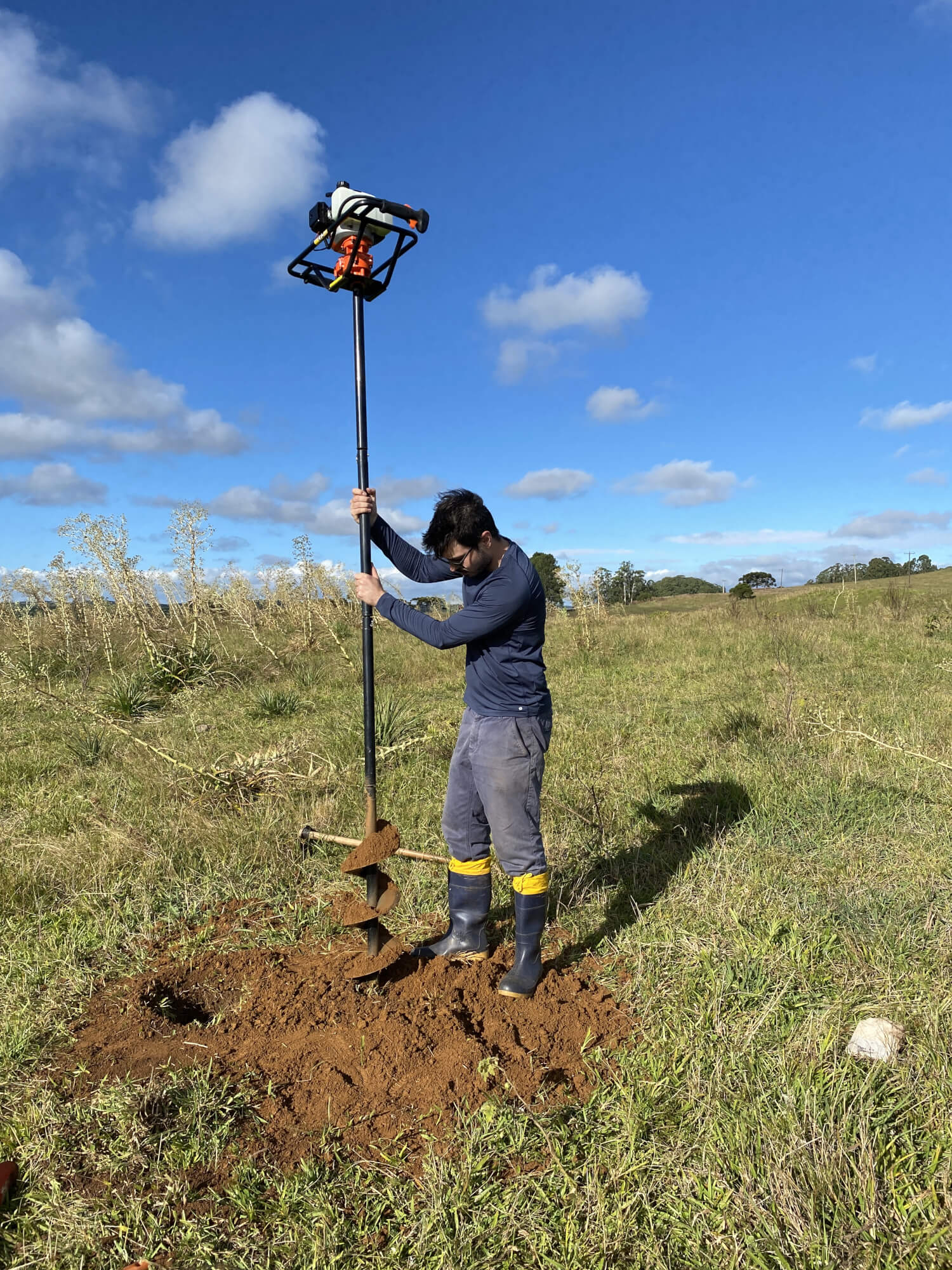 Campanha de sondagem com perfurador de solo (trado) de hélice helicoidal, com o objetivo de investigar as camadas do substrato