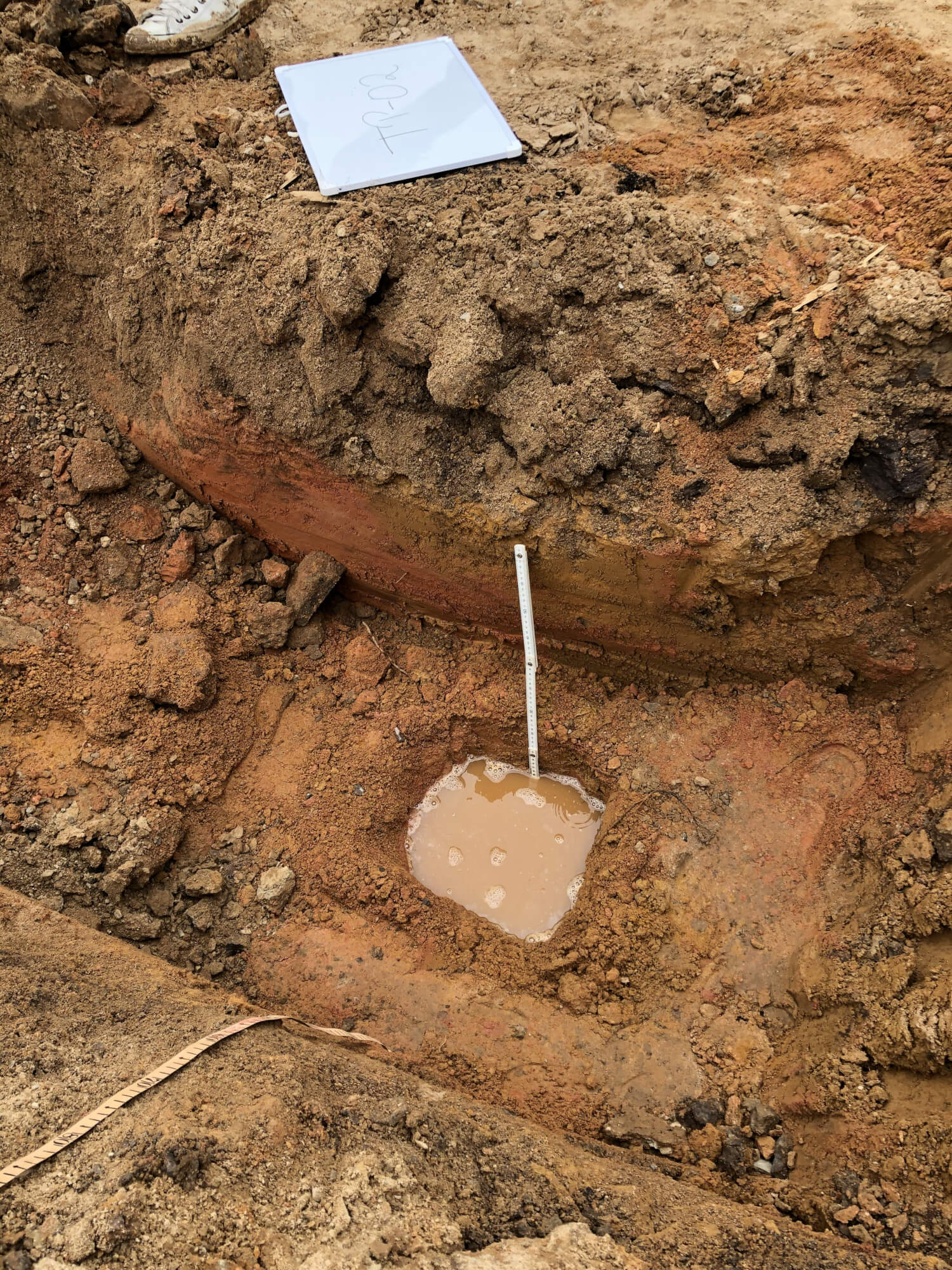 Ensaios de infiltração (teste de permeabilidade) do solo para determinação do coeficiente de infiltração, parâmetro utilizado no dimensionamento de sumidouros