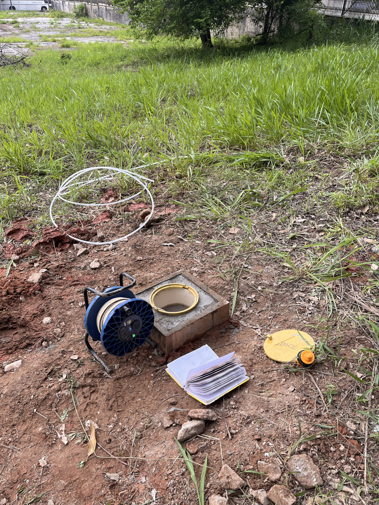 Execução de serviços de construção, medição e monitoramento de poços de monitoramento (PM) e piezômetros